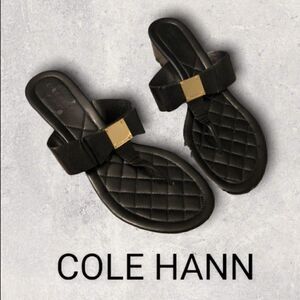 : : COLE HAAN OS GRAND Thong Sandals with Gold Tone Block Square Logo Detail : :